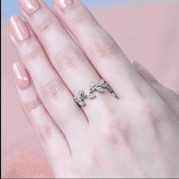 New Women’s 925 Silver Diamond Ring - Picture 2 of 2